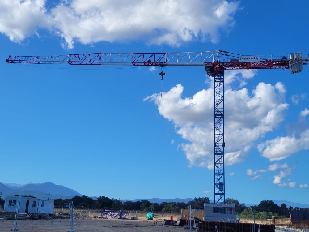 ☀Sur le chantier de 𝗚𝗵𝗶𝘀𝗼𝗻𝗮𝗰𝗰𝗶𝗮,, en Haute-Corse, ! Une nouvelle force domine le paysage 👉la magnifique #grueàtour  🏗𝗥𝗔𝗜𝗠𝗢𝗡𝗗𝗜 𝗠𝗥𝗧 𝟭𝟮𝟲,!