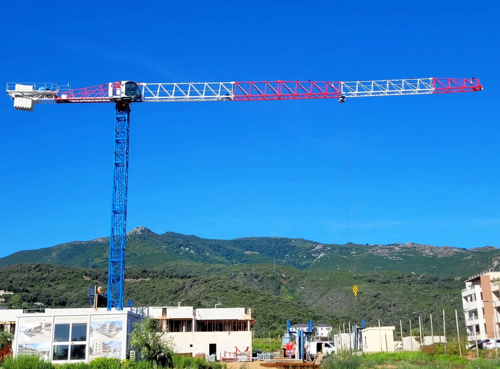 🌞 Une petite escale en Corse à Borgo ! 🌞 Sur le chantier de notre fidèle partenaire 𝑳𝑨𝑬 𝑳𝒐𝒄𝒂𝒕𝒊𝒐𝒏 , la #grueatour  🏗𝐑𝐀𝐈𝐌𝐎𝐍𝐃𝐈 𝐌𝐑𝐓 𝟏𝟓𝟗  